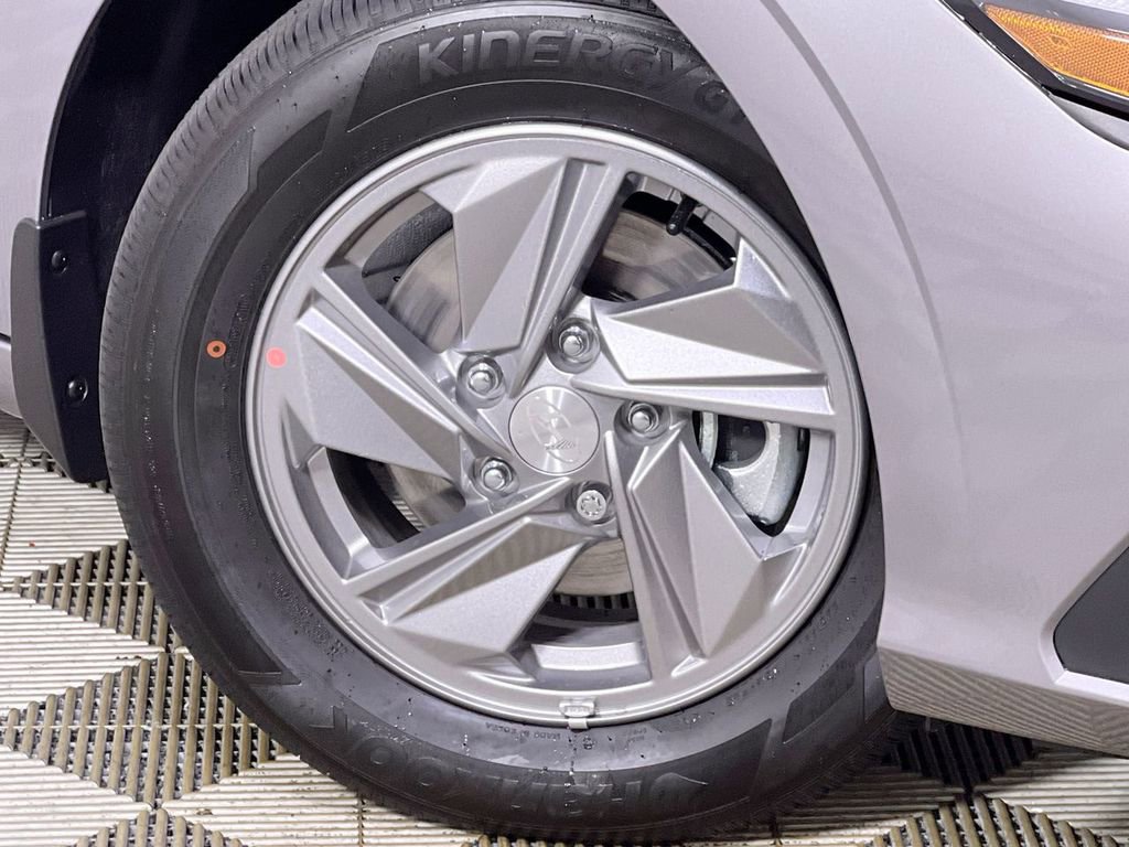 Used 2025 Hyundai Elantra SE FWD image 12