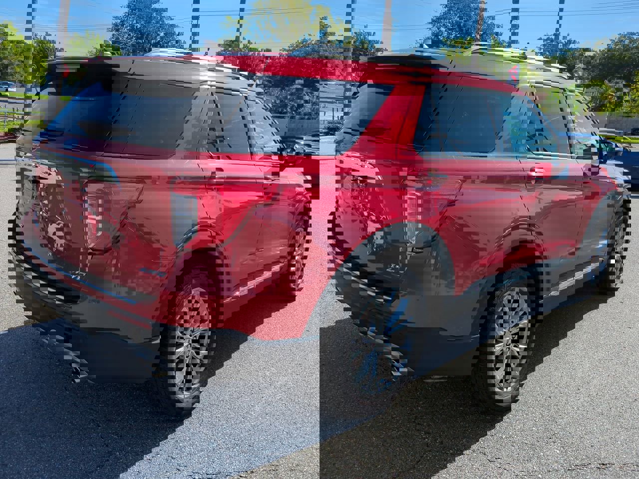 Used 2023 Ford Explorer Limited image 4