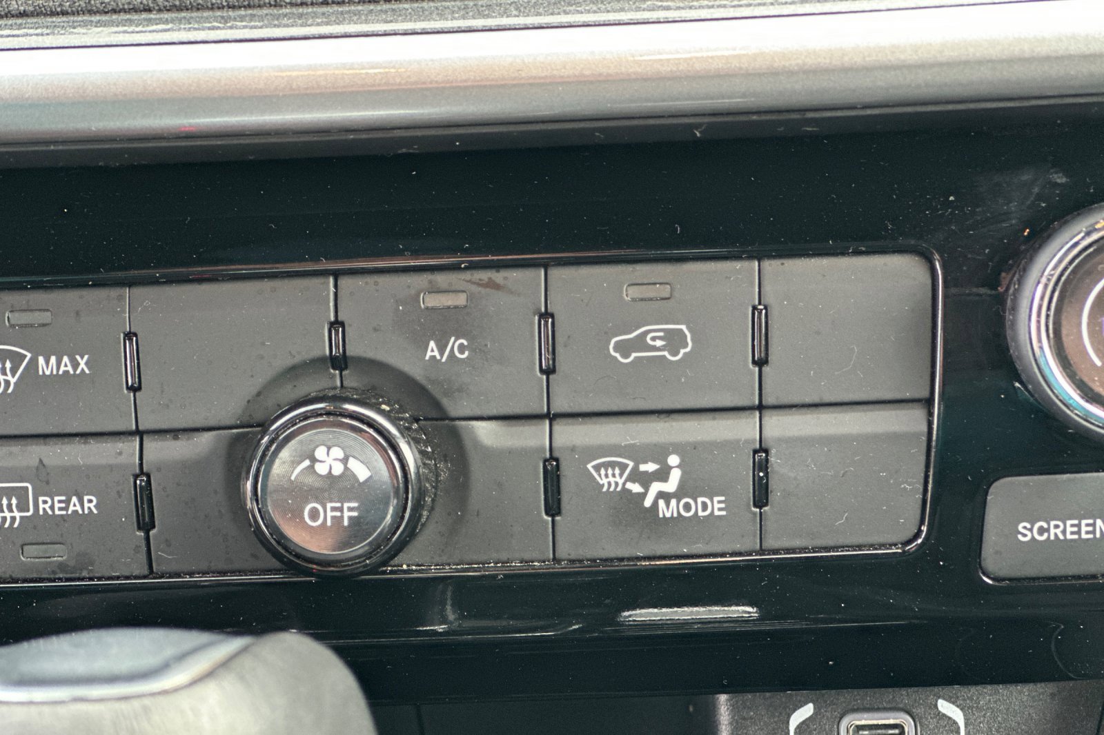 Used 2024 Jeep Compass Latitude image 29