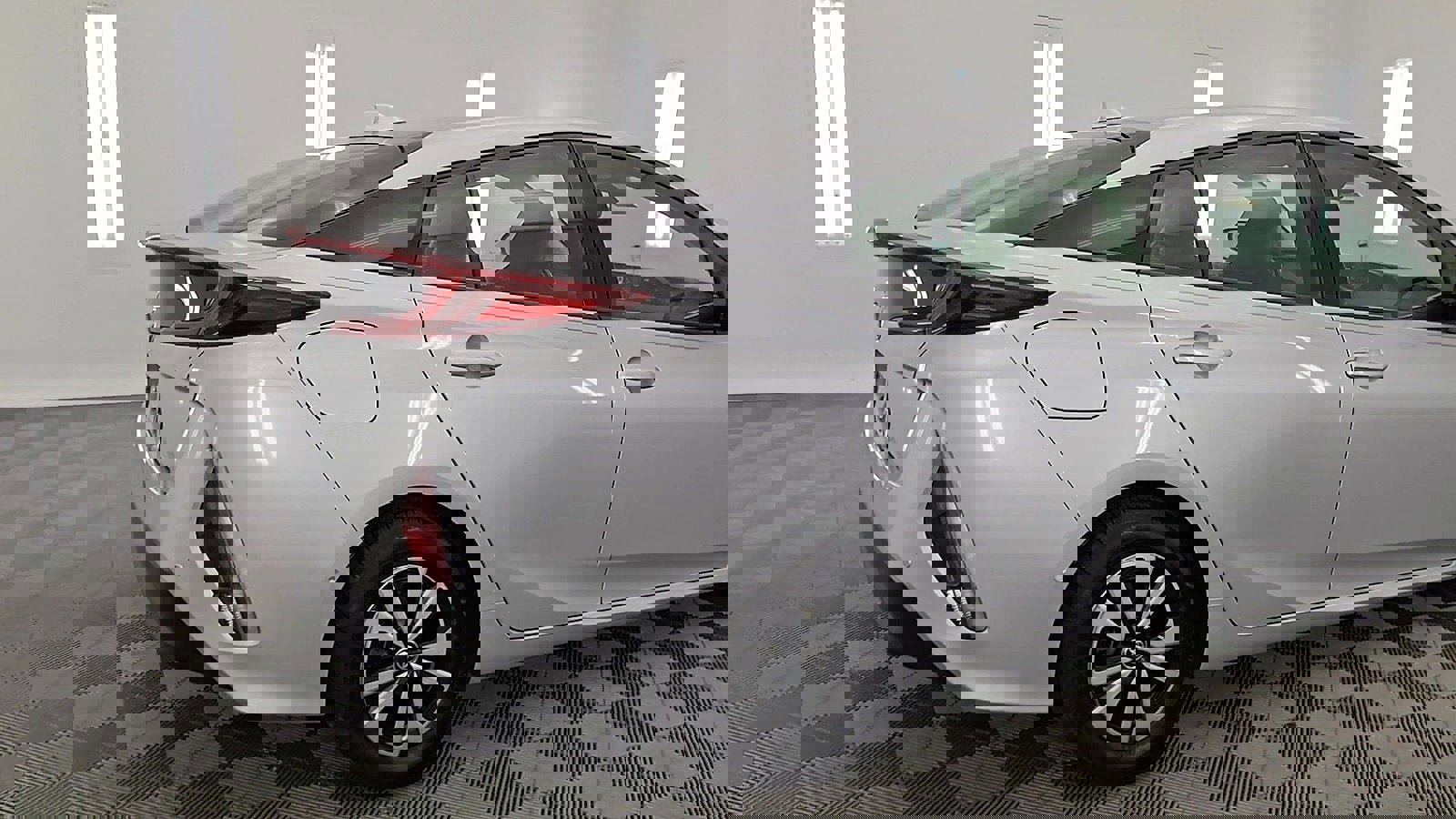 Used 2018 Toyota Prius Prime Advanced image 4