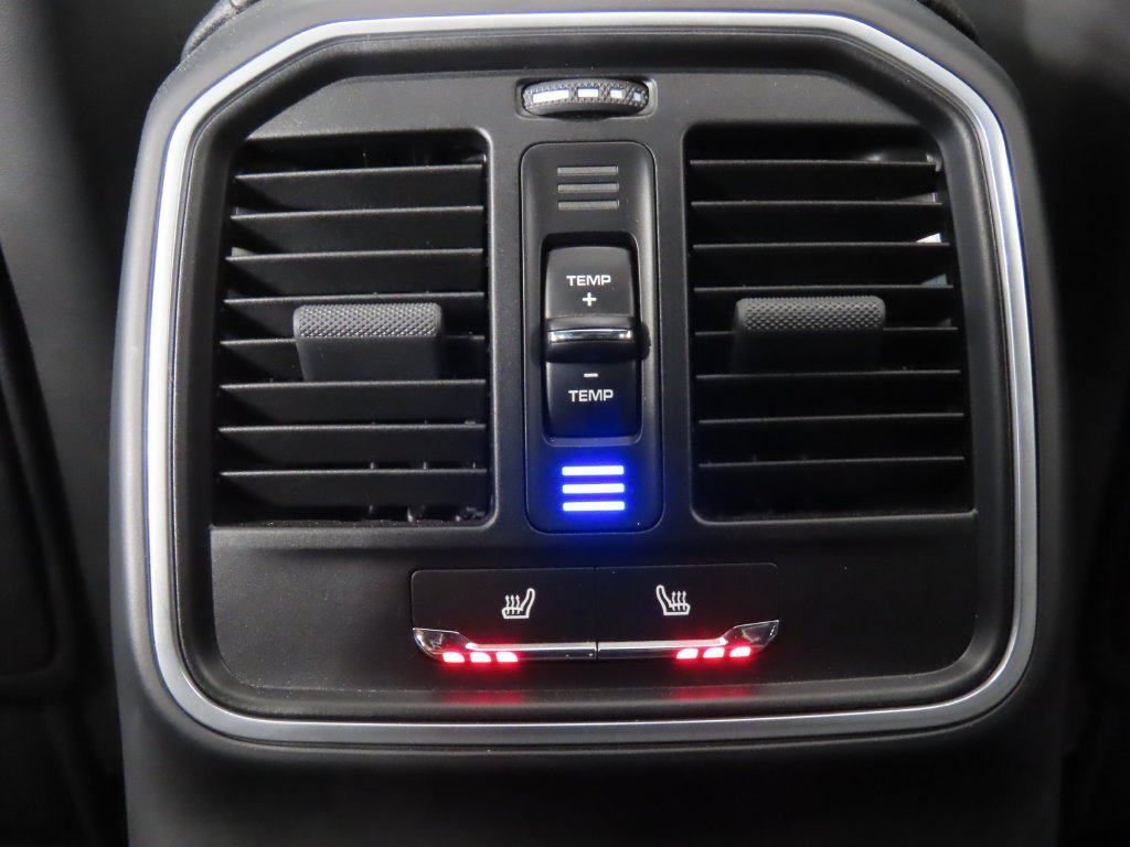 Certified 2025 Porsche Macan AWD/4WD image 33