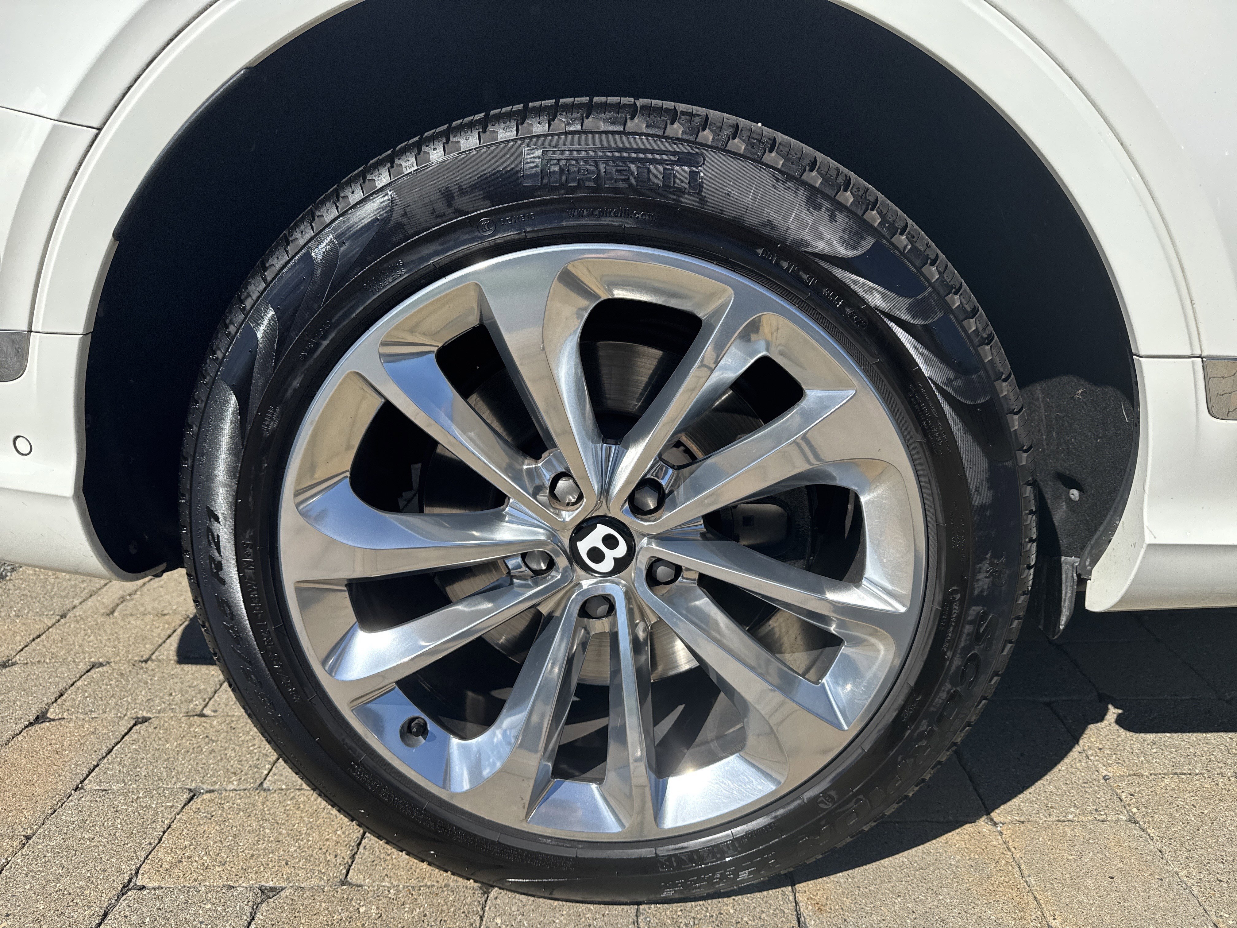 Used 2022 Bentley Bentayga image 31