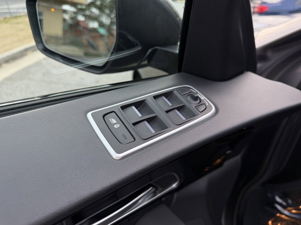 Used 2020 Jaguar F-PACE Premium image 13