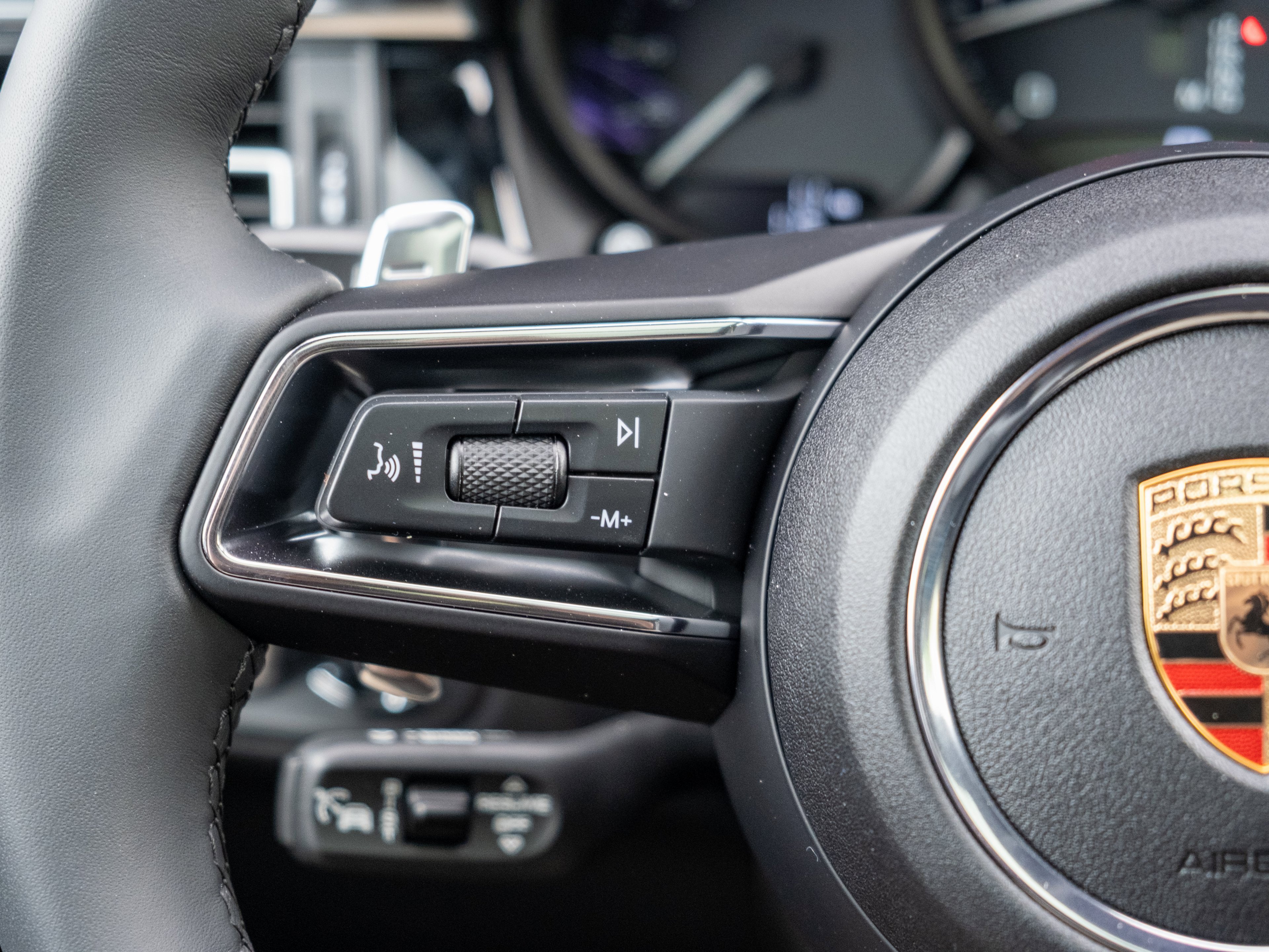 Certified 2025 Porsche Macan image 25