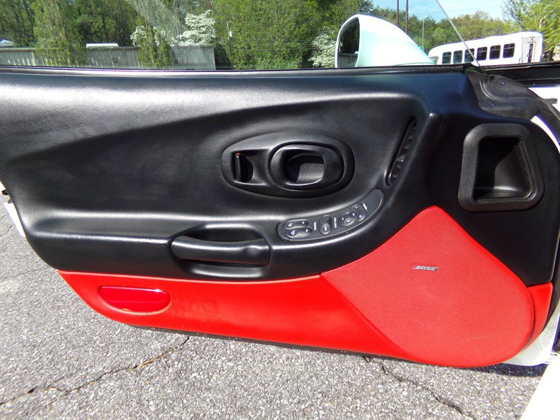 Used 2000 Chevrolet Corvette Coupe w/ Roof Pkg RWD image 38