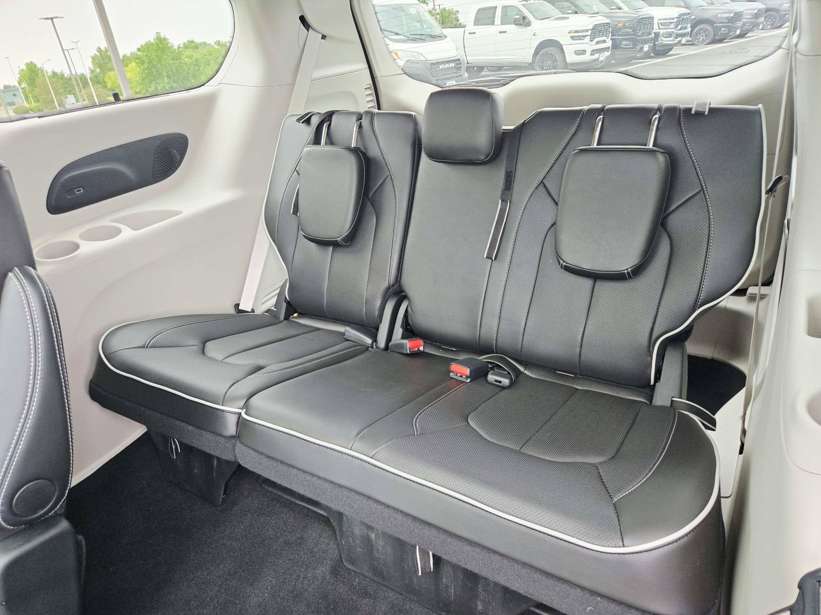Used 2024 Chrysler Pacifica Limited FWD image 15