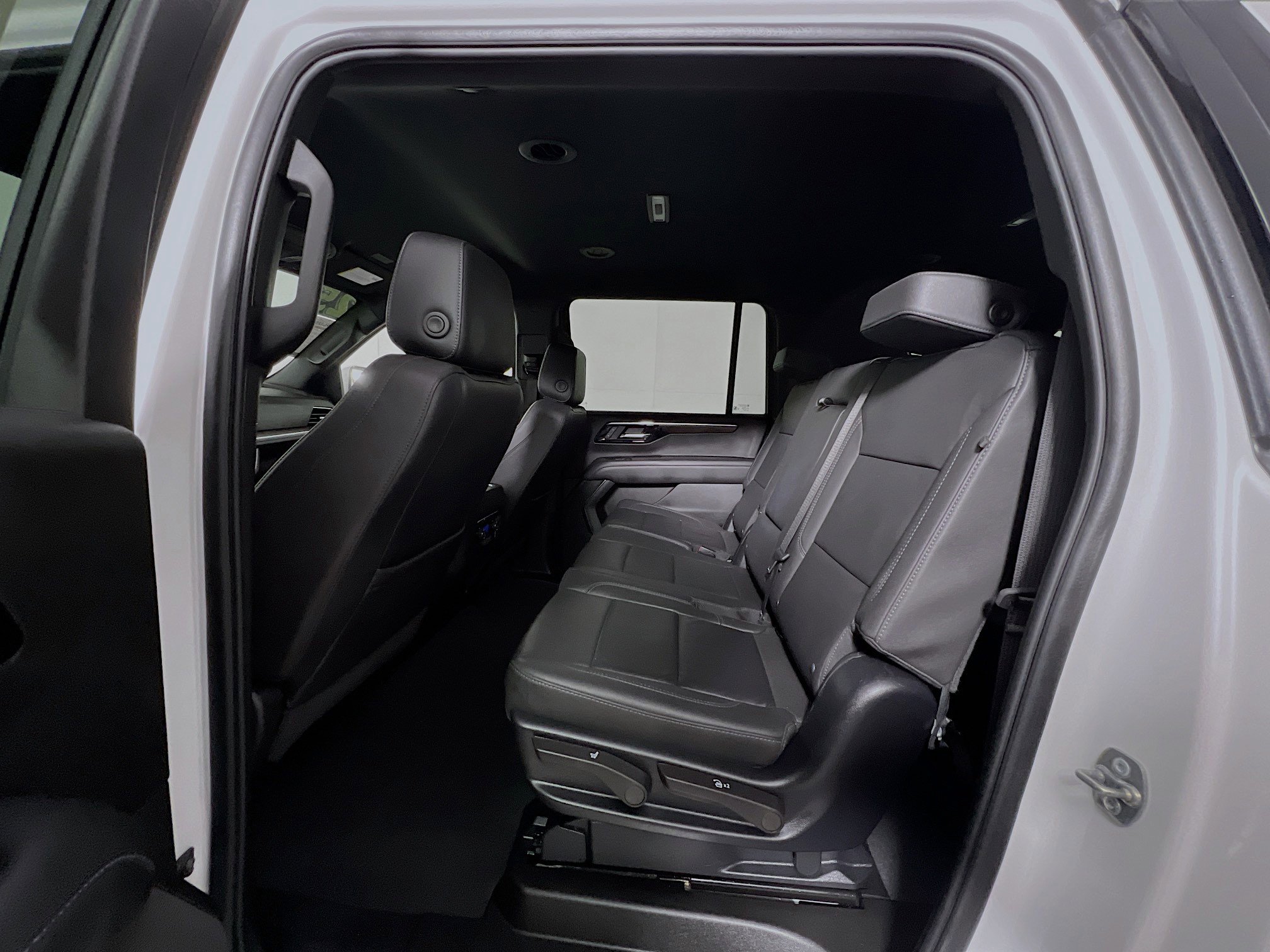 Used 2025 Chevrolet Suburban Z71 image 29