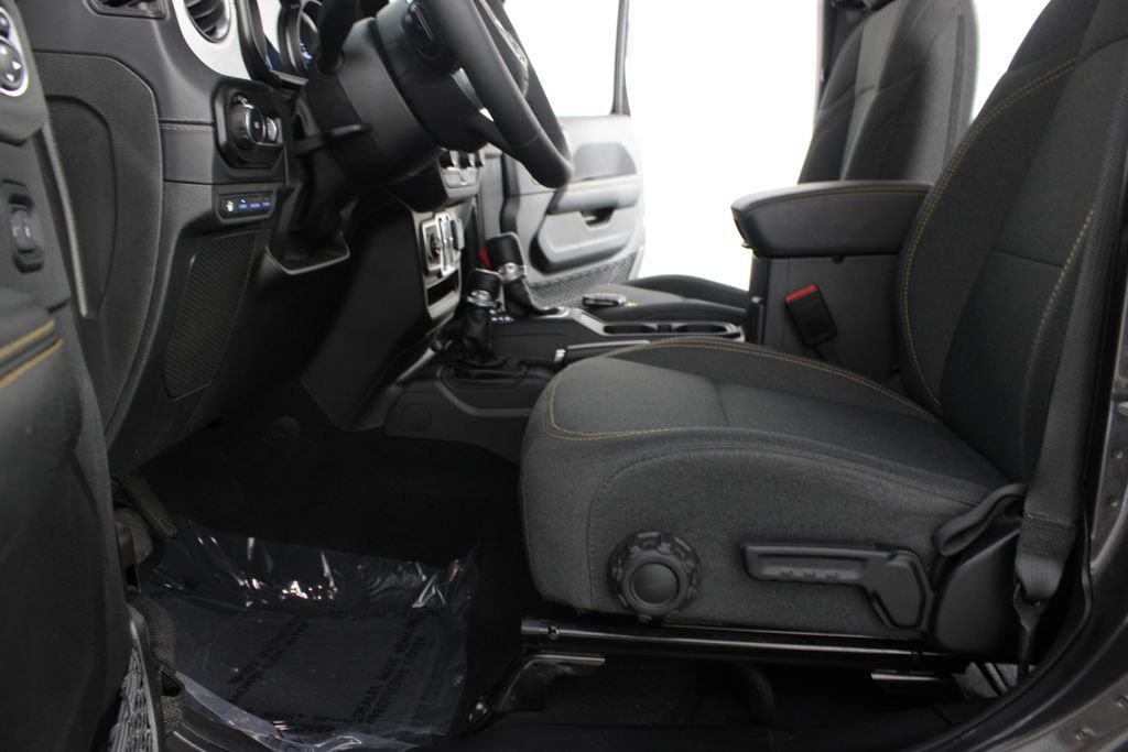 Used 2025 Jeep Wrangler Unlimited Sahara AWD/4WD image 15