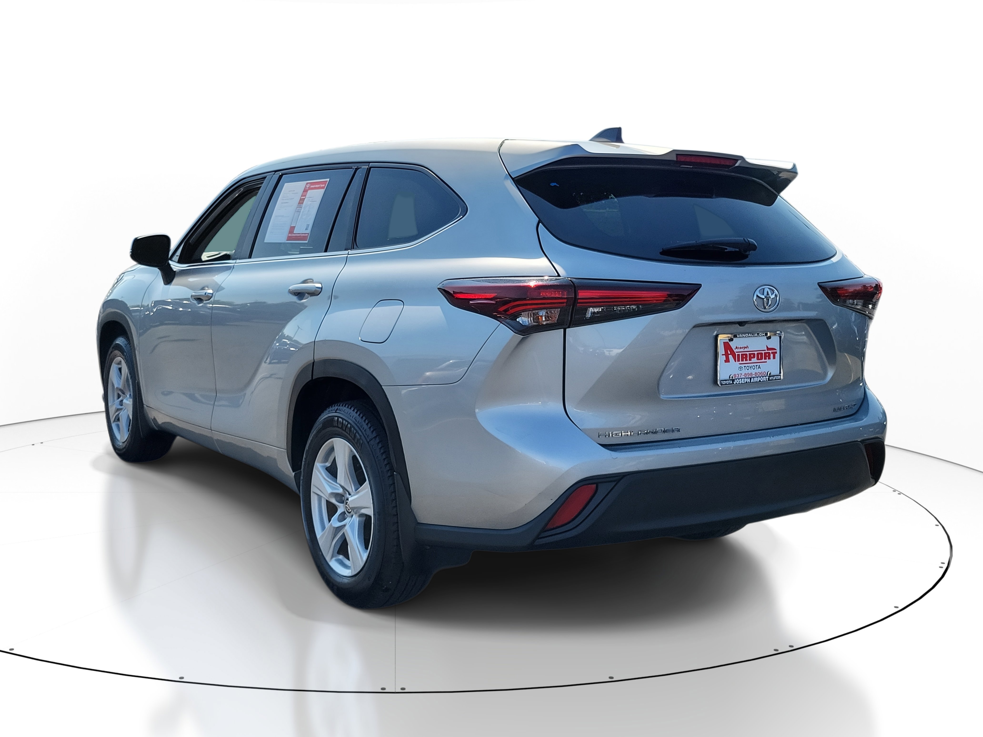 Used 2024 Toyota Highlander LE image 3