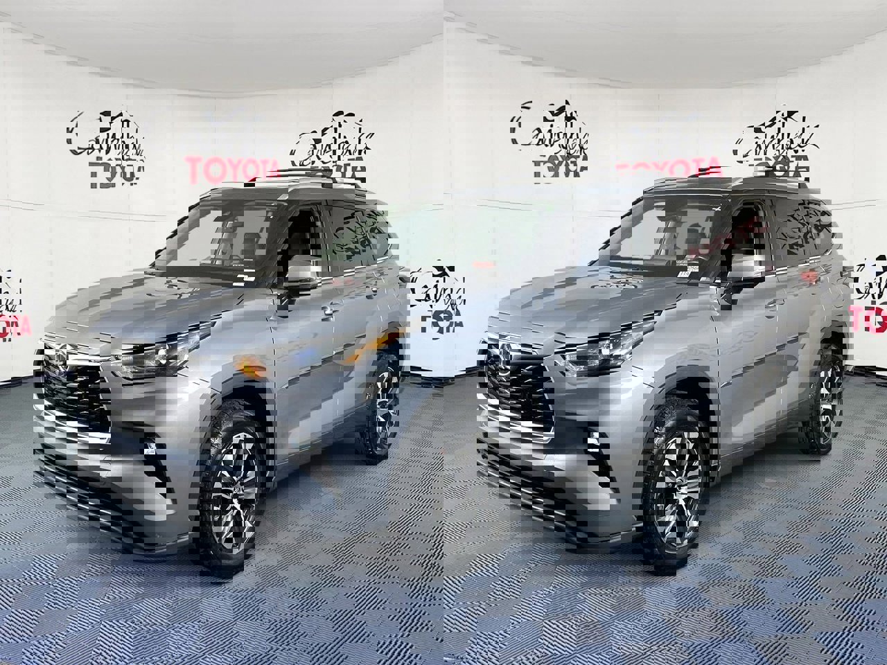 Used 2023 Toyota Highlander XLE image 2