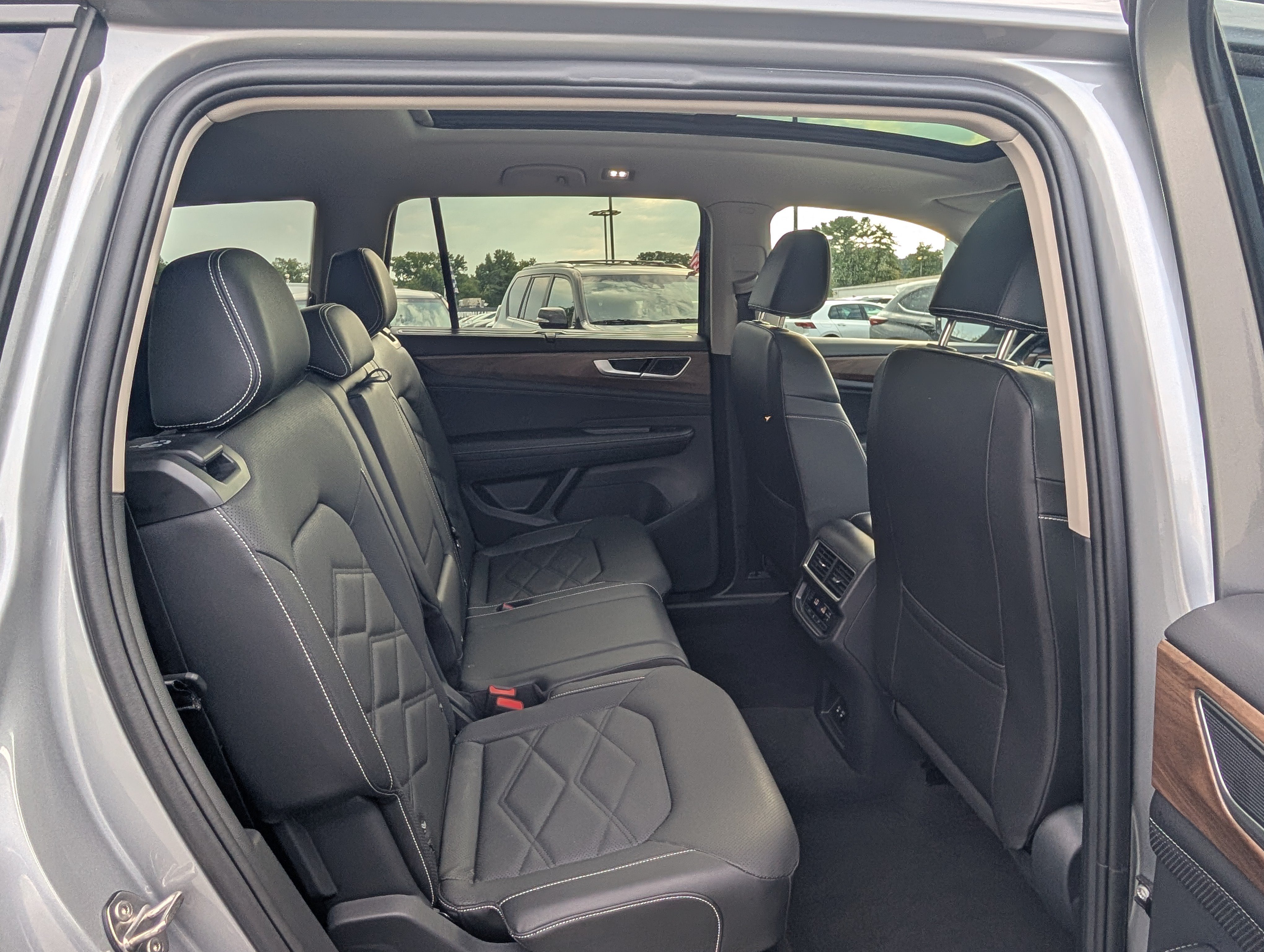 Used 2026 Volkswagen Atlas SE w/ Panoramic Sunroof Package FWD image 12