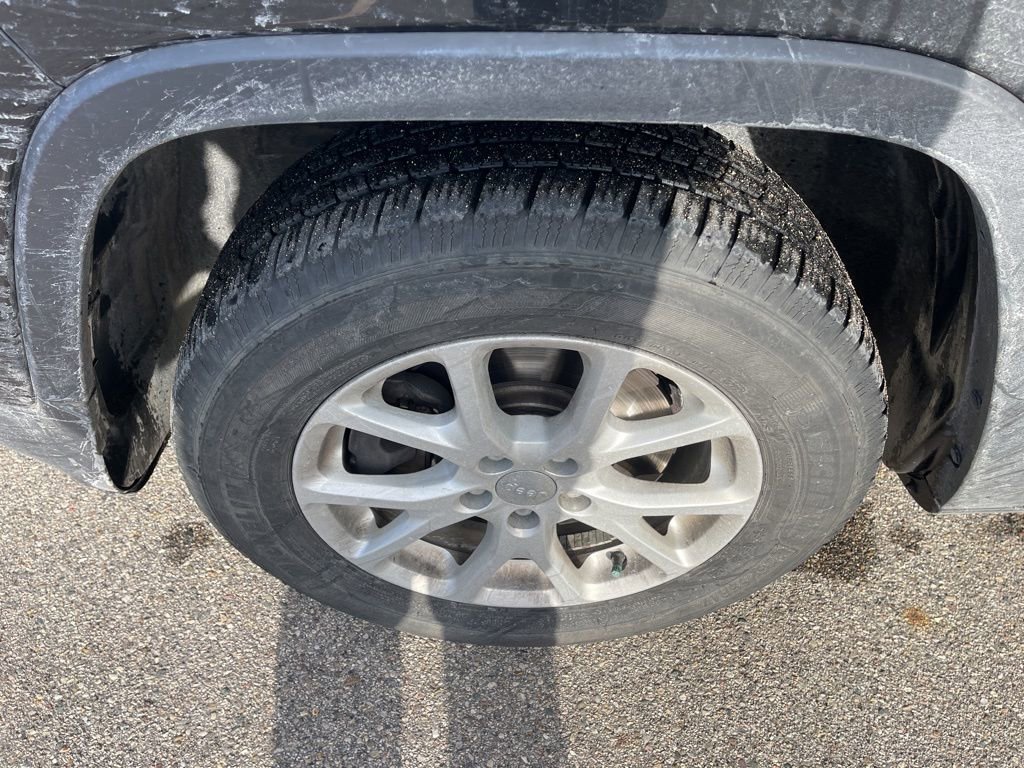 Used 2015 Jeep Cherokee Latitude w/ Cold Weather Group image 21