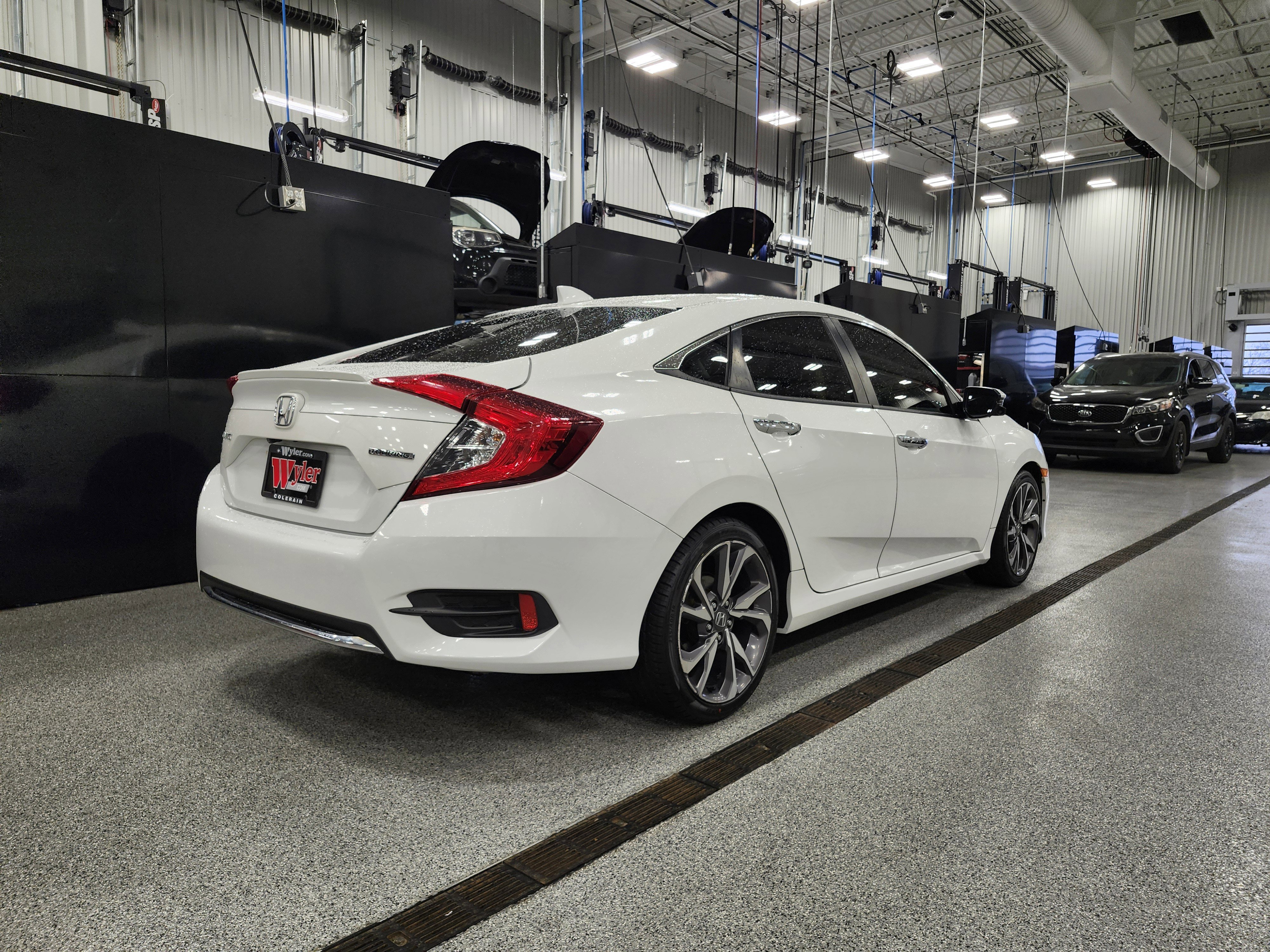 Used 2019 Honda Civic Touring image 3
