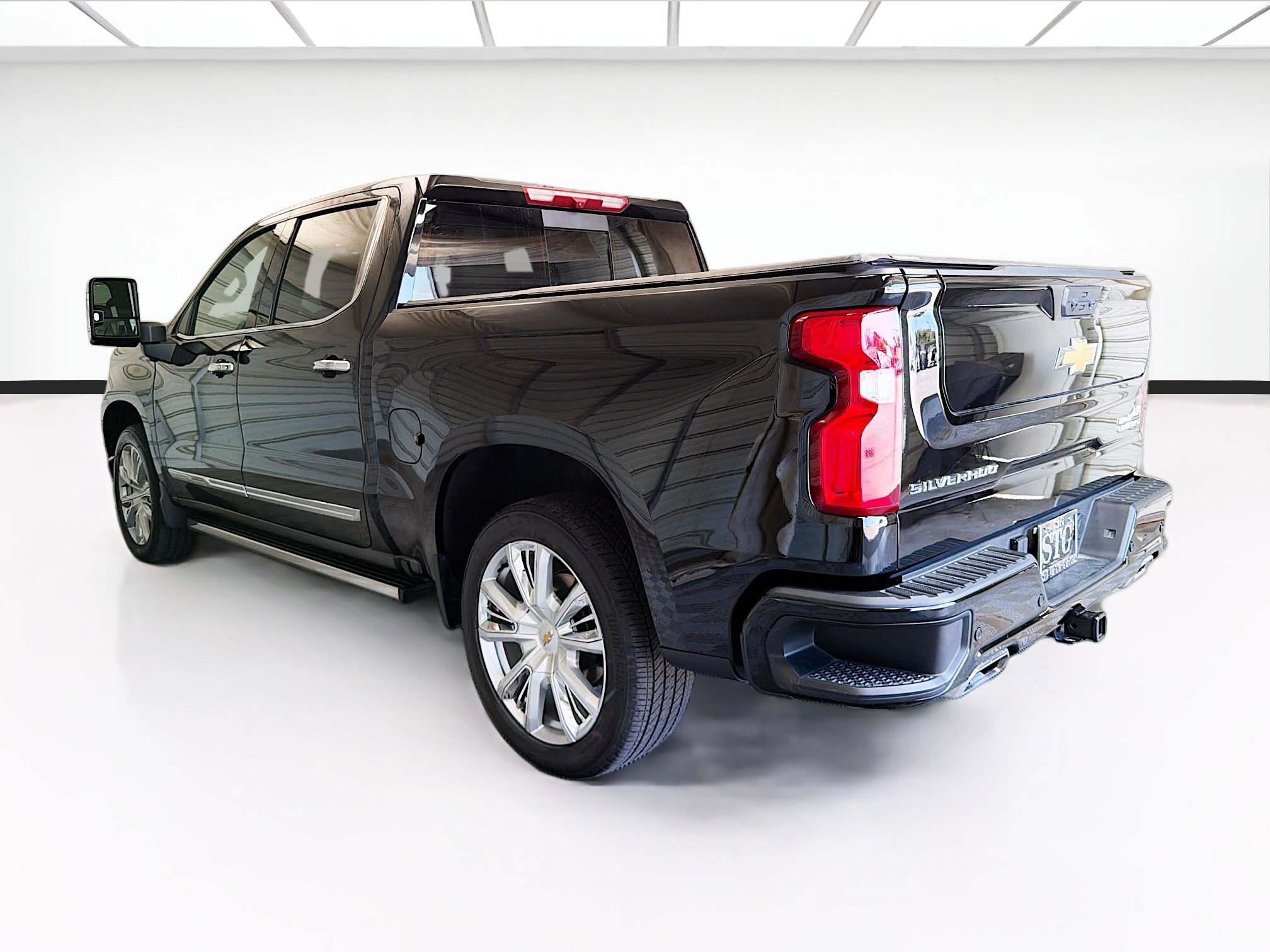 Used 2025 Chevrolet Silverado 1500 High Country w/ High Country Premium Package AWD/4WD image 6