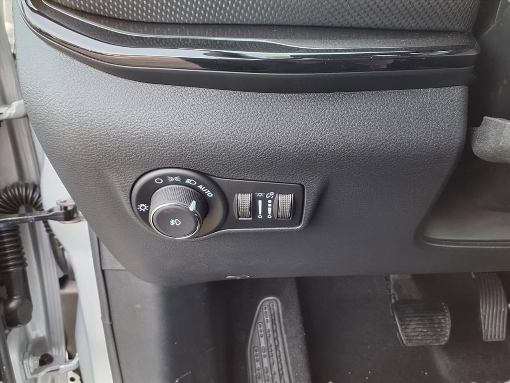 New 2026 Jeep Compass Latitude image 13