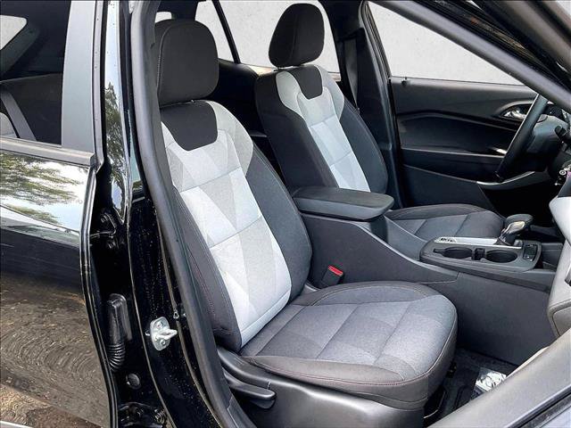 Used 2025 Chevrolet Trax RS FWD image 9