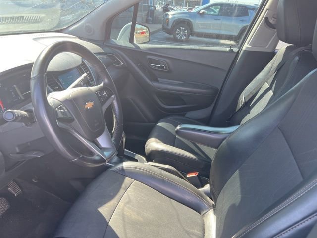 Used 2020 Chevrolet Trax LT w/ LT Convenience Package image 11