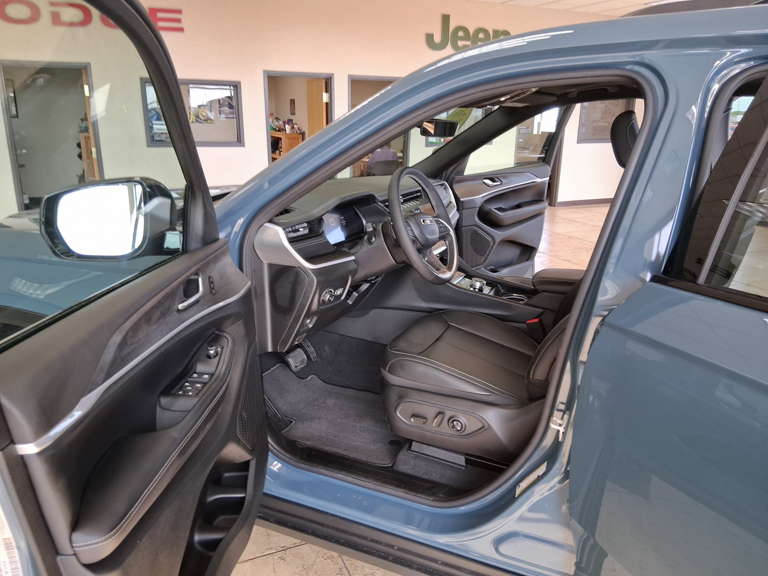 New 2026 Jeep Grand Cherokee L Limited w/ Limited Altitude Package AWD/4WD image 14