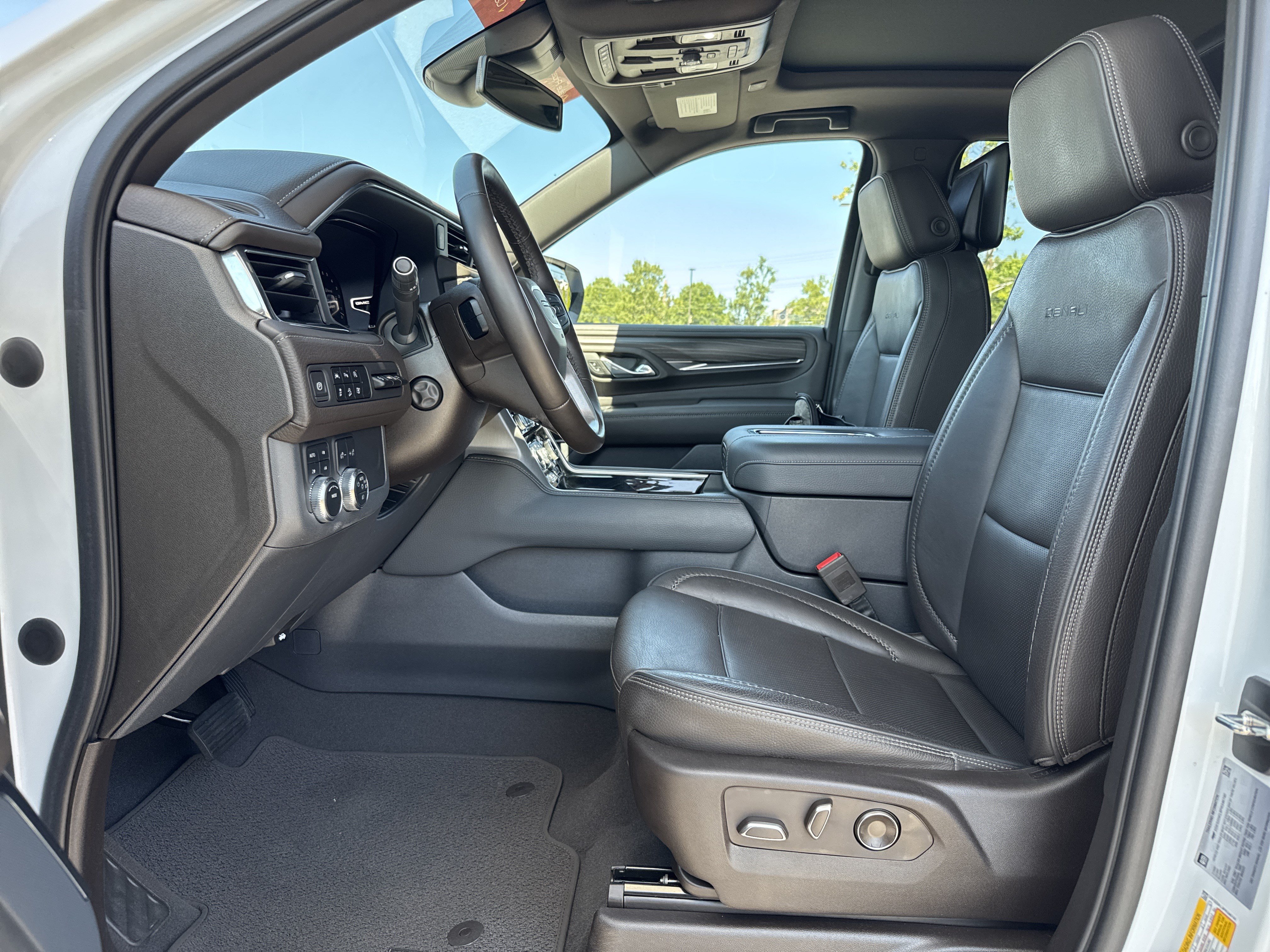 Used 2023 GMC Yukon Denali AWD/4WD image 15