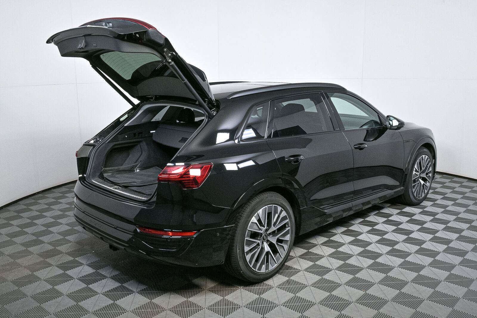 Used 2024 Audi Q8 e-tron Prestige w/ Prestige Package AWD/4WD image 28