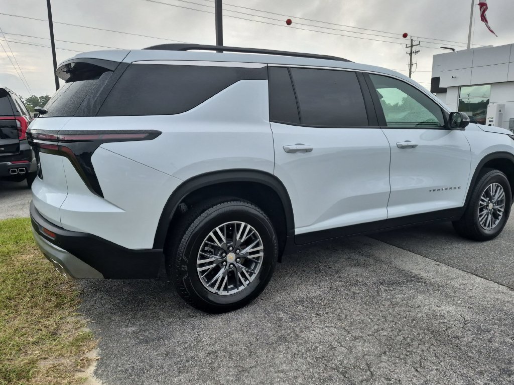 Used 2023 Chevrolet Traverse LS w/ Safety Package FWD image 7