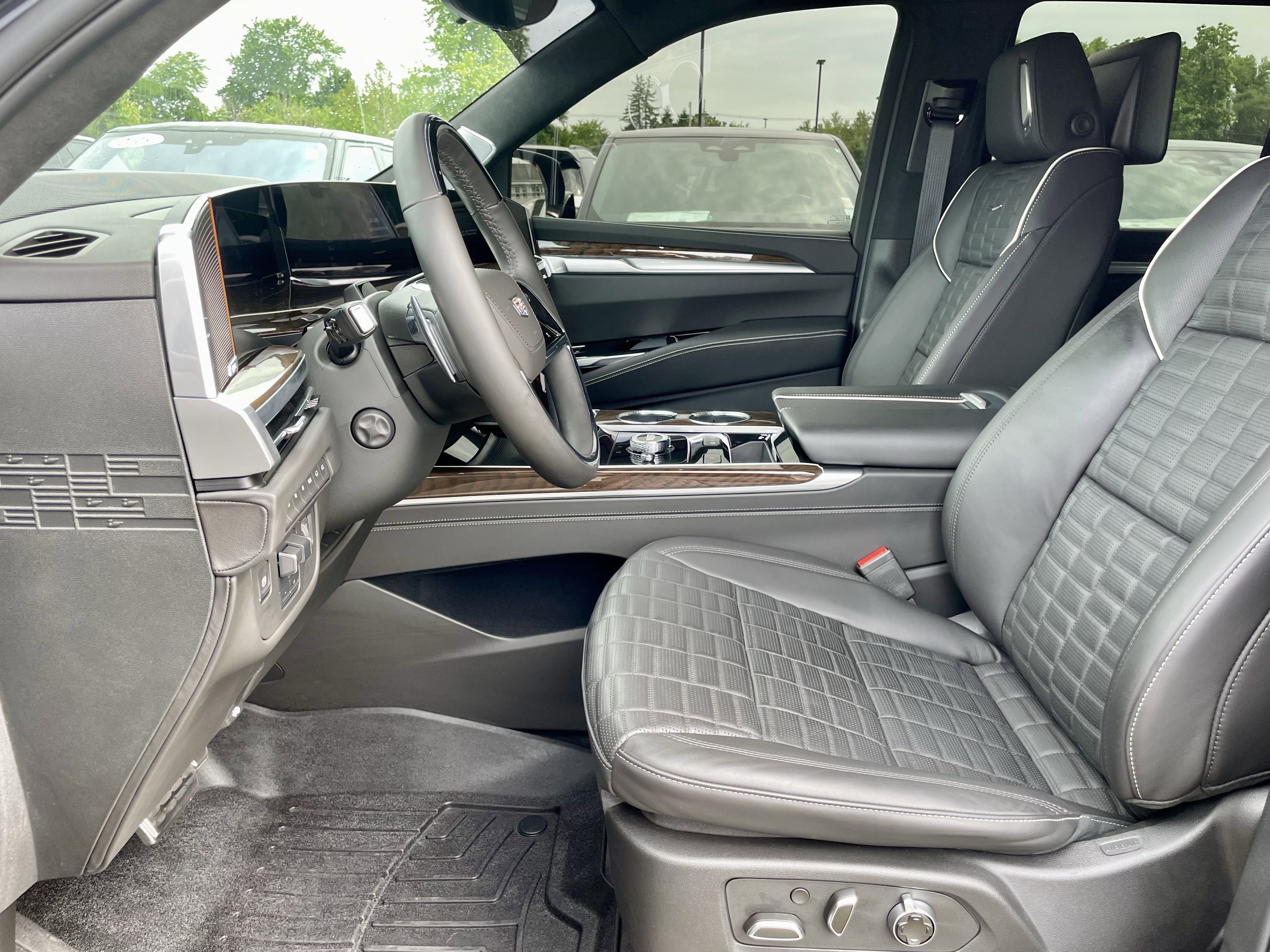 Used 2025 Cadillac Escalade Sport Platinum w/ LPO, ONYX Package AWD/4WD image 14