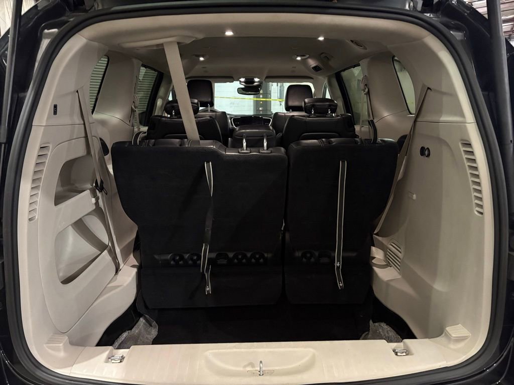 Used 2023 Chrysler Pacifica Touring-L image 10