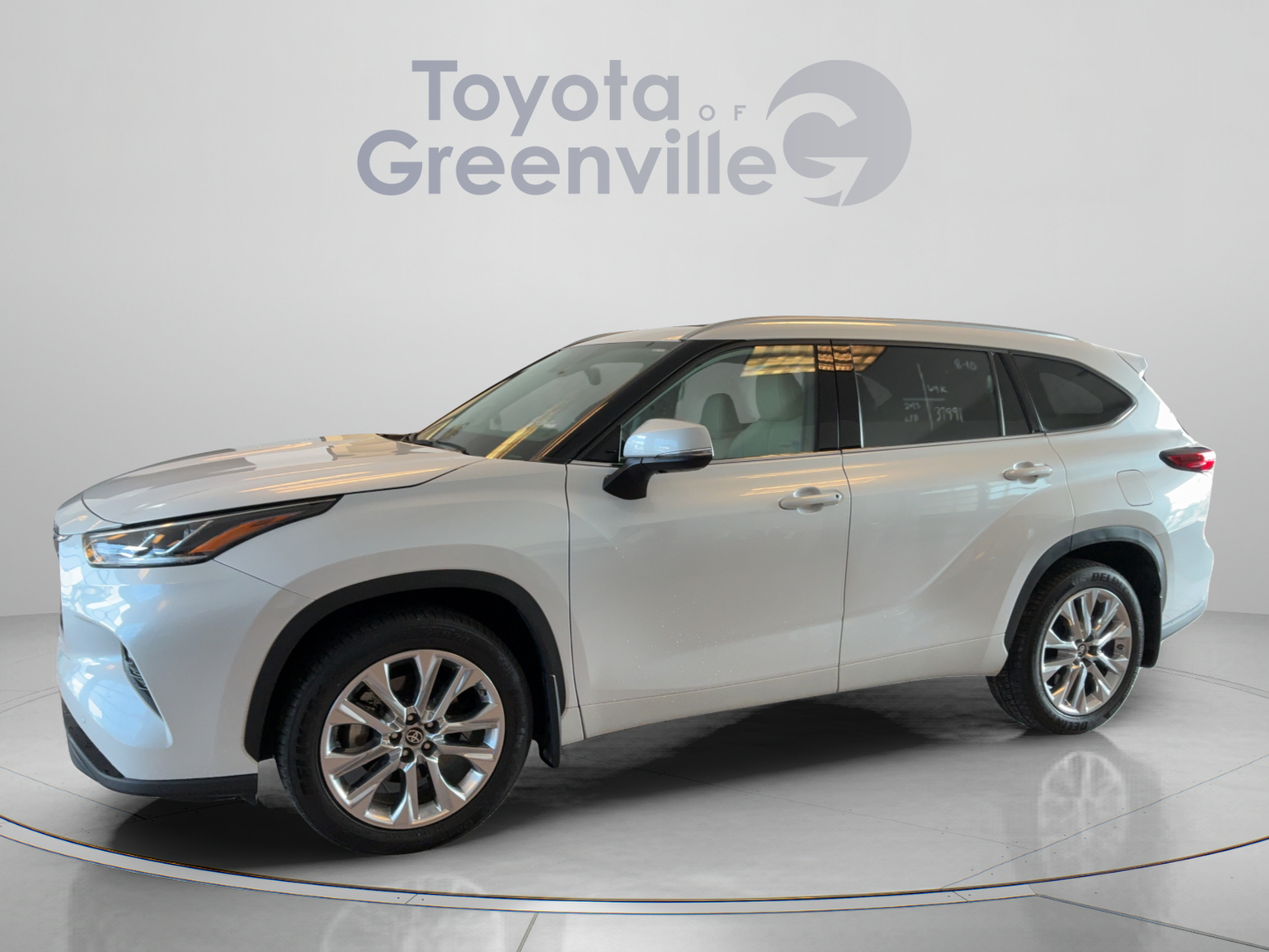 Used 2023 Toyota Highlander Limited AWD/4WD image 2