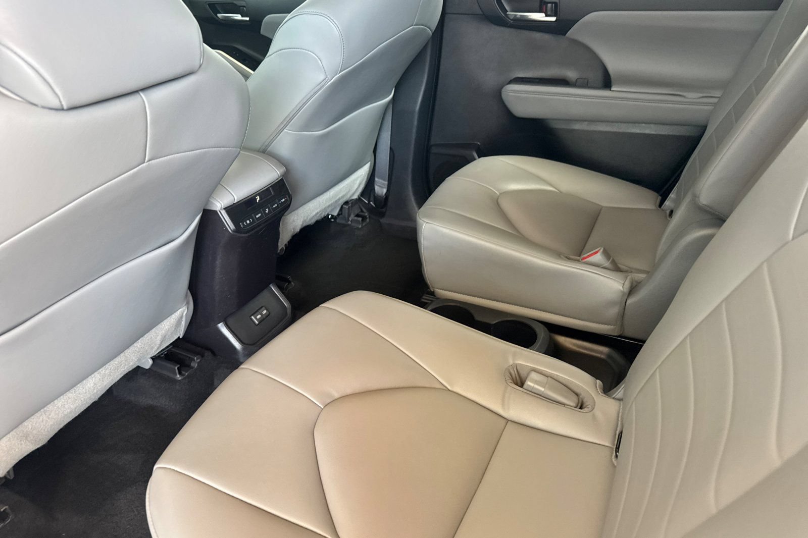 Used 2022 Toyota Highlander XLE AWD/4WD image 14