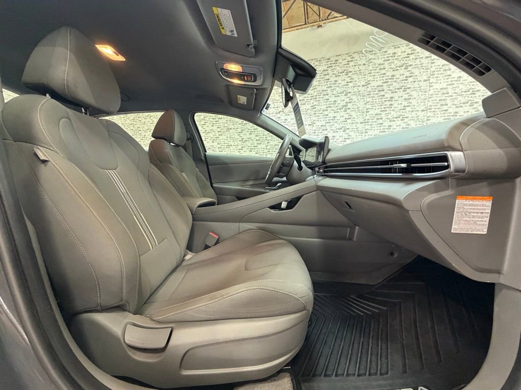 Certified 2024 Hyundai Elantra Blue image 9