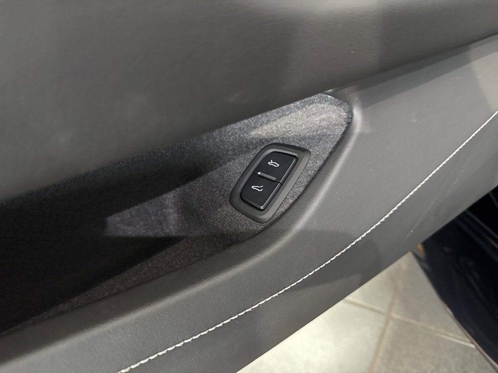 New 2025 Chevrolet Corvette E-Ray image 13