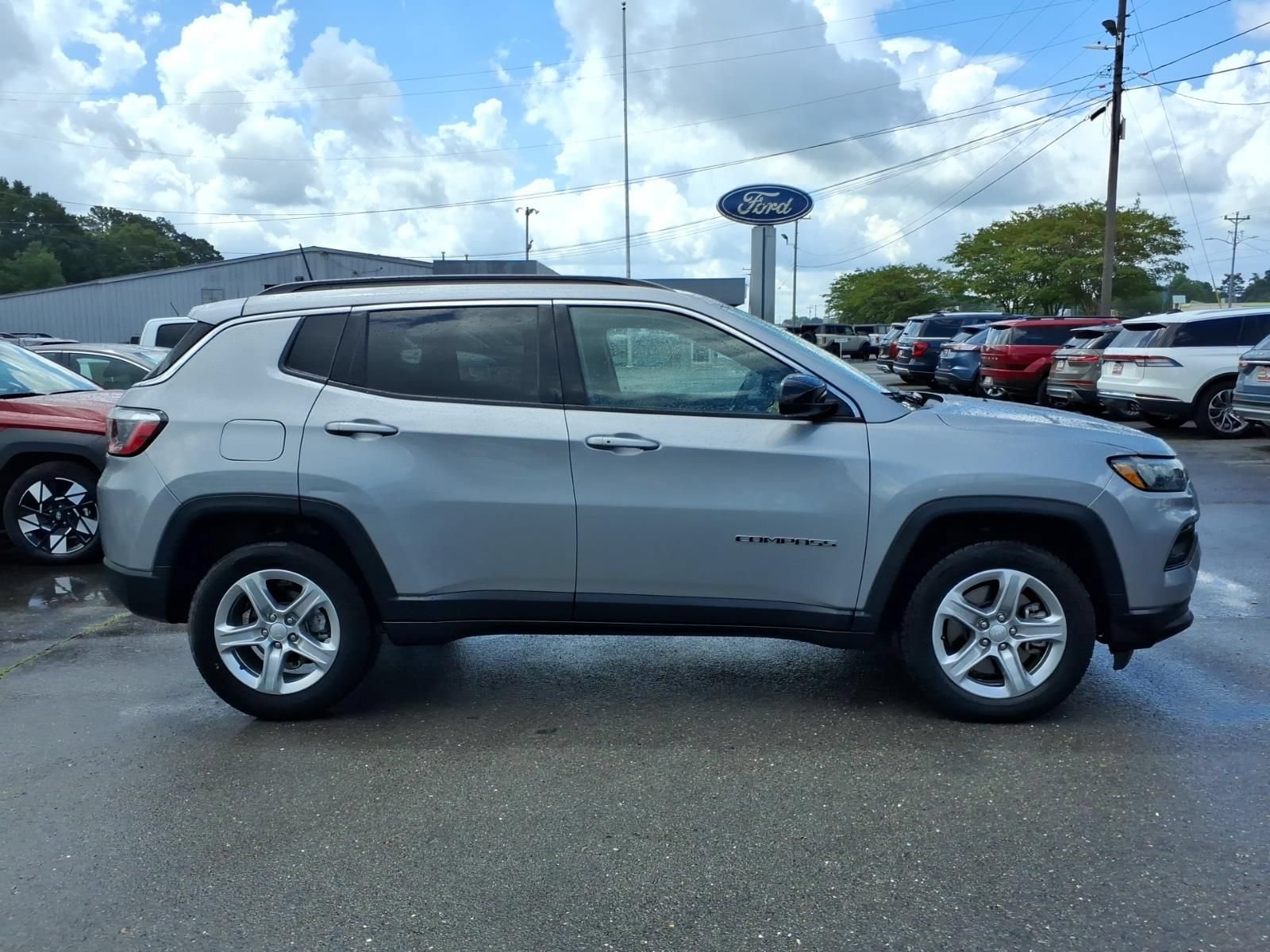 Used 2024 Jeep Compass Latitude AWD/4WD image 5