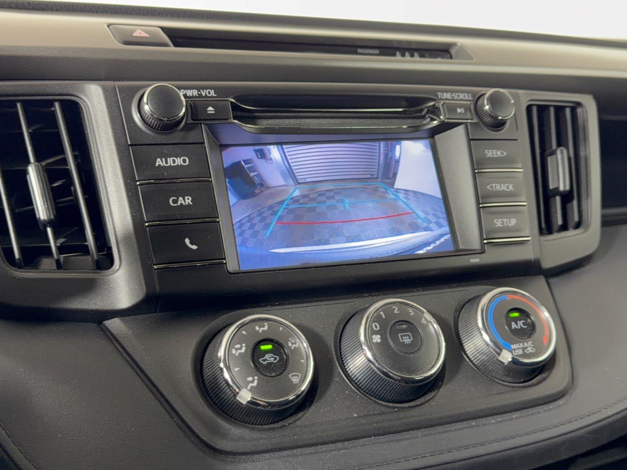 Used 2018 Toyota RAV4 LE FWD image 24