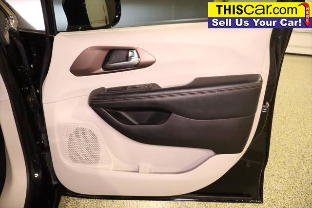 Used 2017 Chrysler Pacifica Touring-L FWD image 35