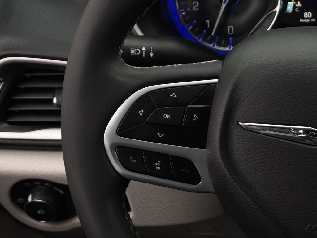 Used 2023 Chrysler Pacifica Touring-L image 13