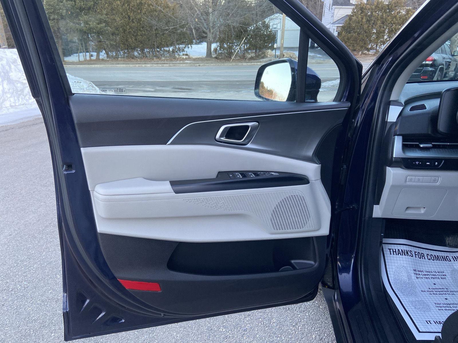 Used 2024 Kia Carnival LX image 13