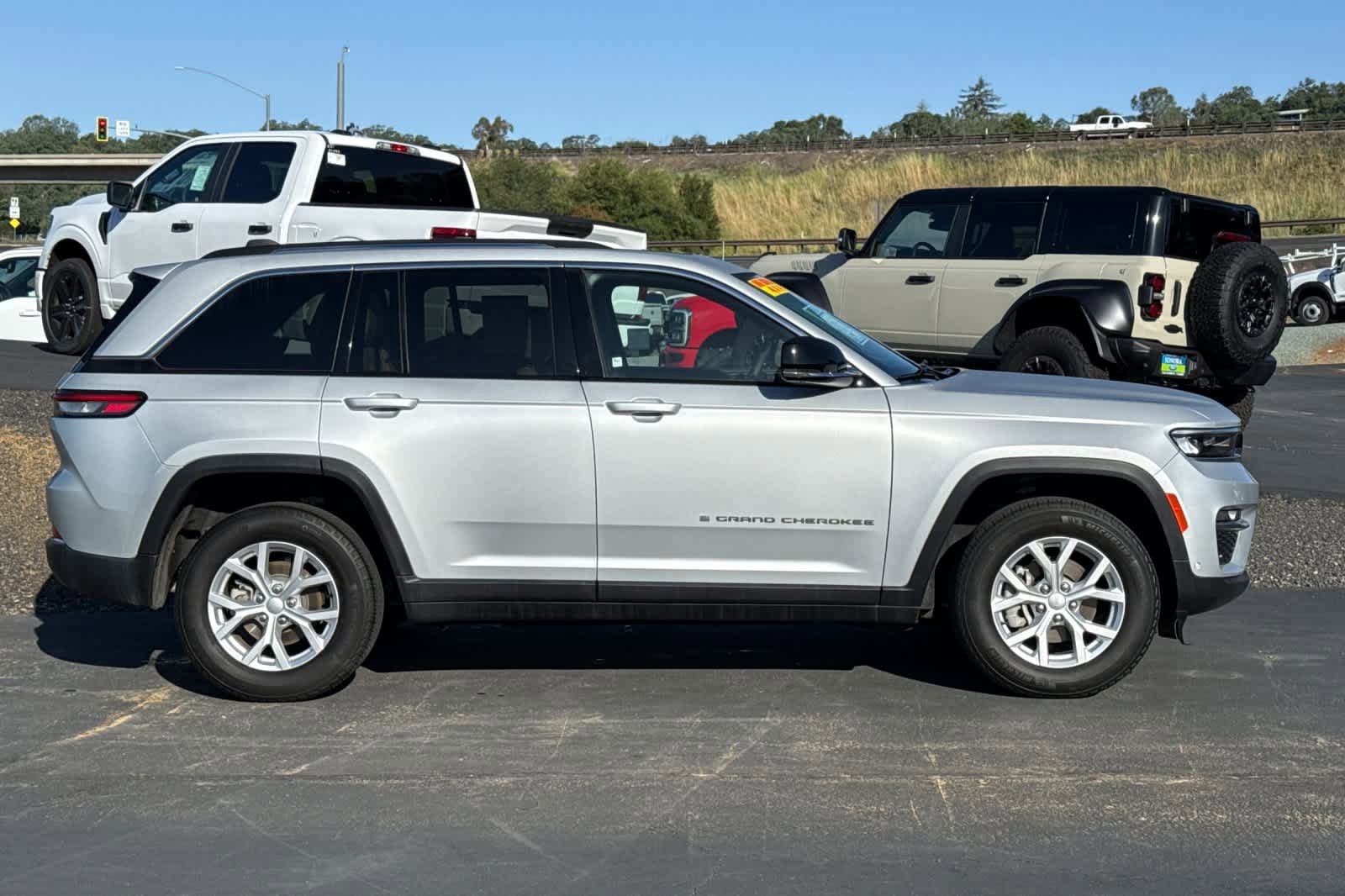 Used 2023 Jeep Grand Cherokee Limited w/ Luxury Tech Group II AWD/4WD image 3