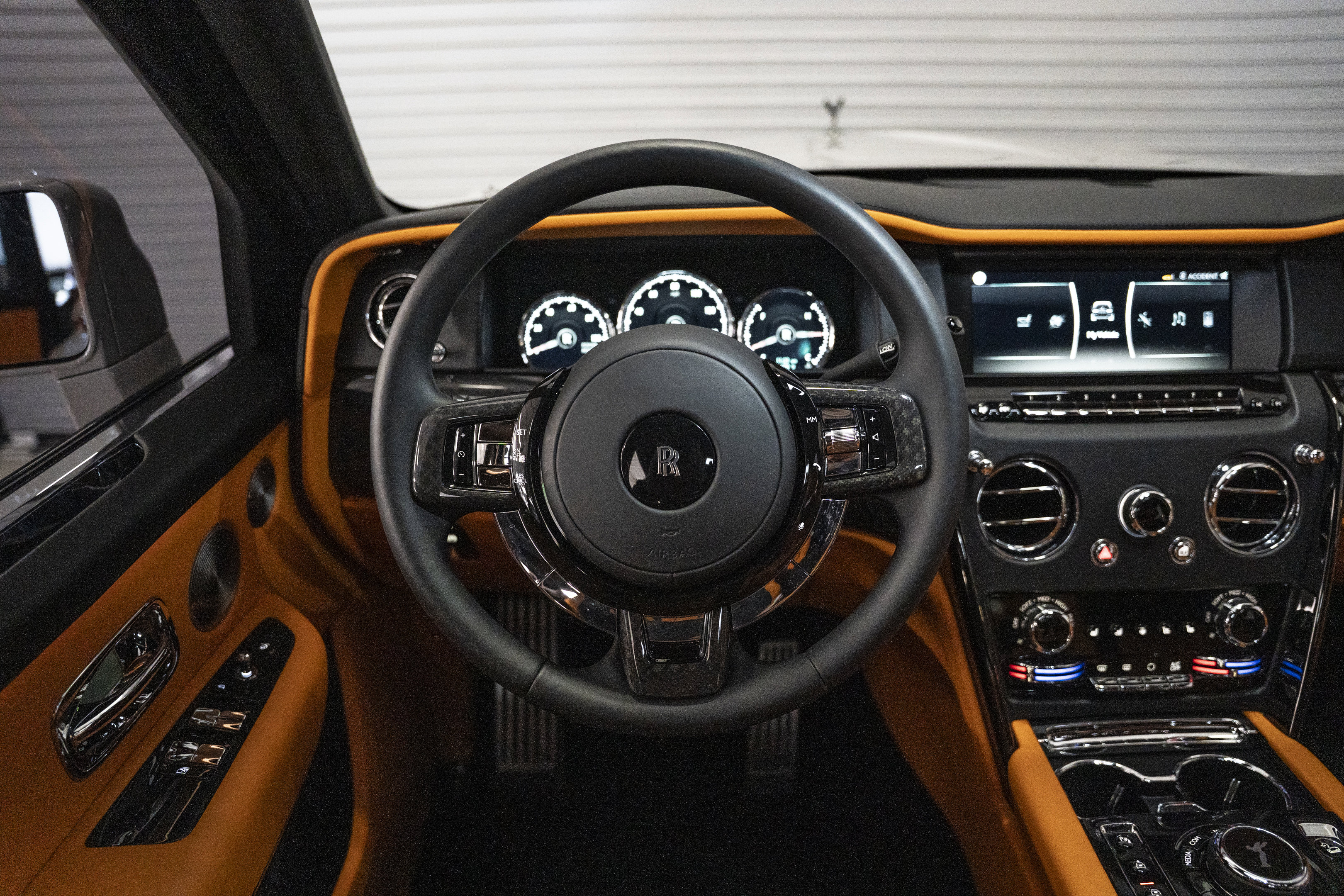 Used 2023 Rolls-Royce Cullinan Black Badge w/ Leather Finishing Pack image 41