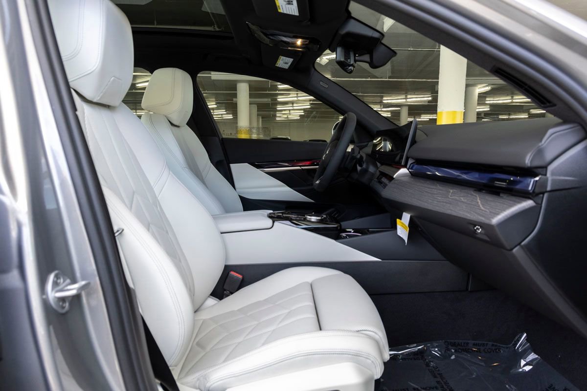 New 2026 BMW 550e xDrive w/ Premium Package AWD/4WD image 31