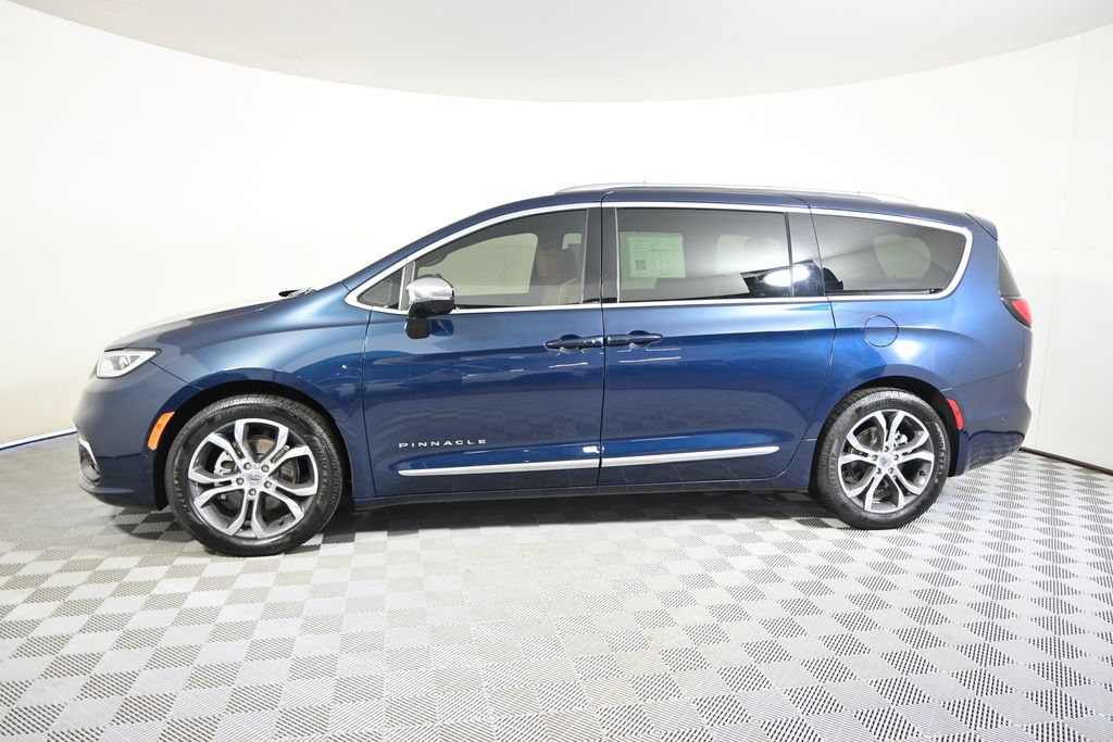 Used 2025 Chrysler Pacifica Pinnacle w/ Trailer Tow Group FWD image 2