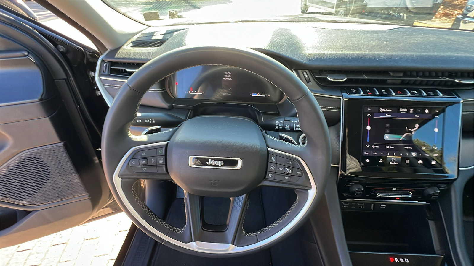 Used 2023 Jeep Grand Cherokee L Laredo image 28