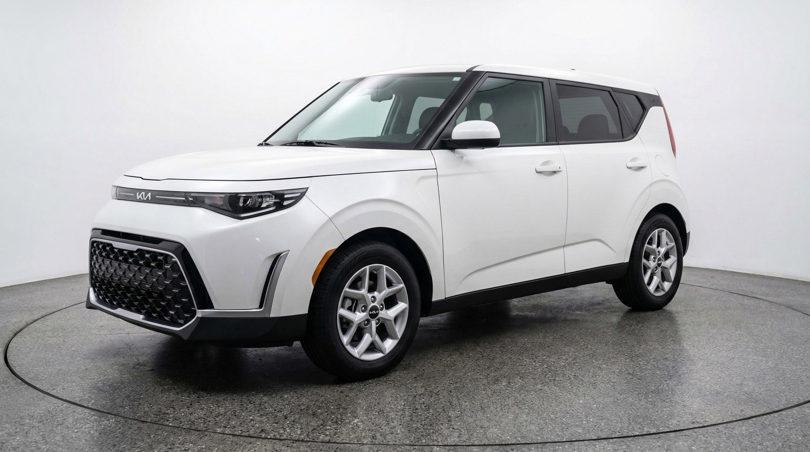 Used 2025 Kia Soul LX w/ LX Technology Package FWD image 3