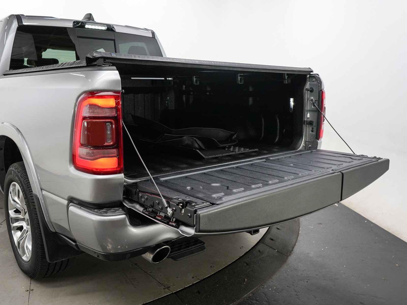 Used 2021 RAM 1500 Limited AWD/4WD image 9