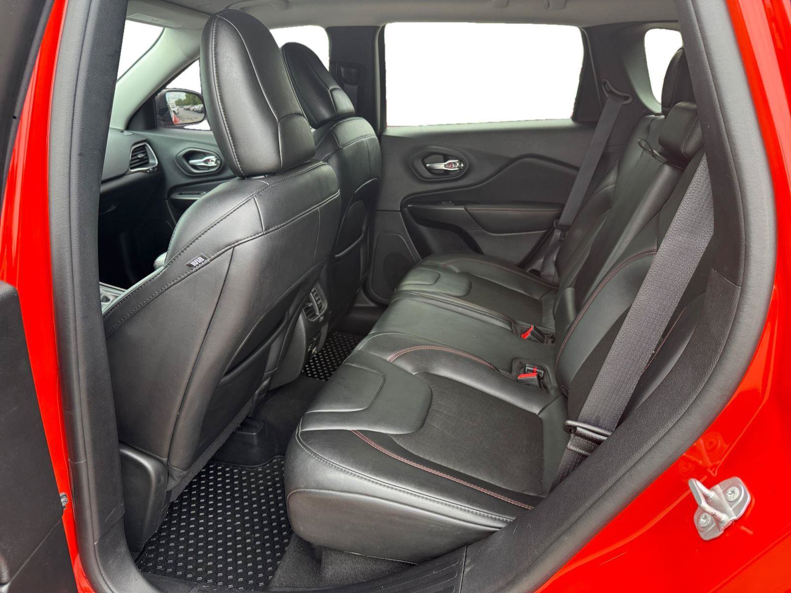Used 2021 Jeep Cherokee Trailhawk w/ Comfort & Convenience Group AWD/4WD image 19