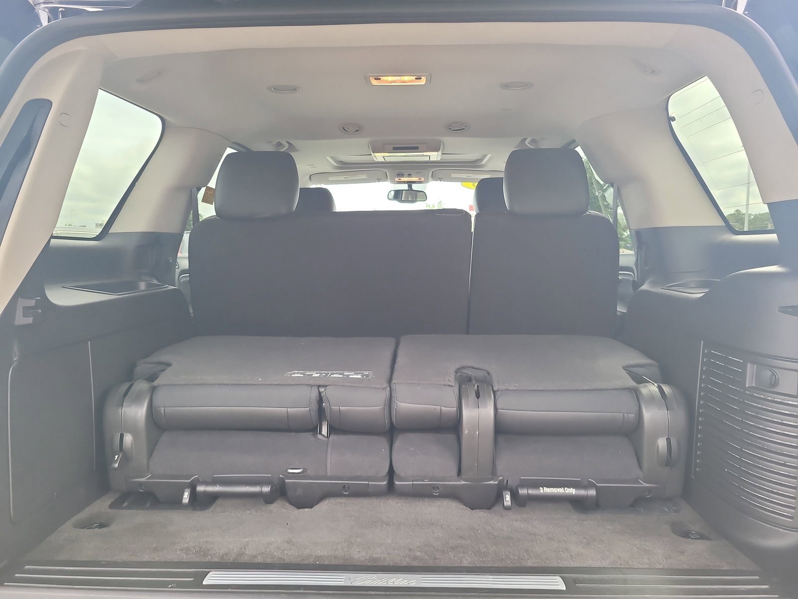 Used 2013 Cadillac Escalade Premium RWD image 25