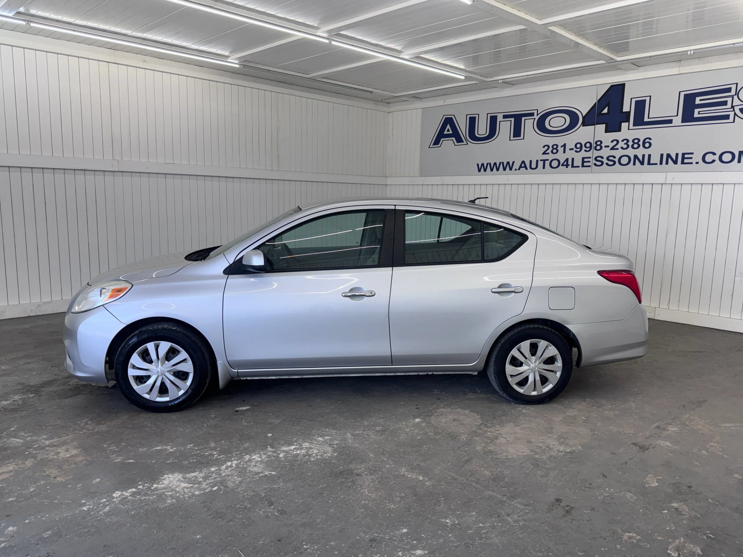 Used 2012 Nissan Versa SV FWD image 8
