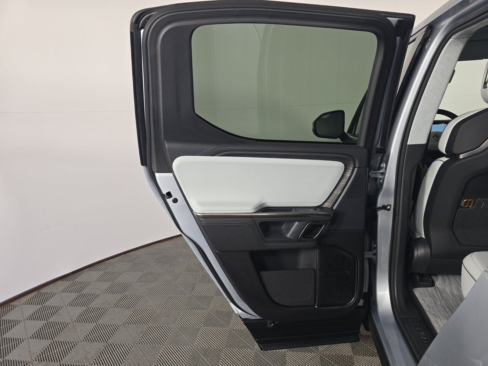 Used 2023 Rivian R1T Adventure AWD/4WD image 17
