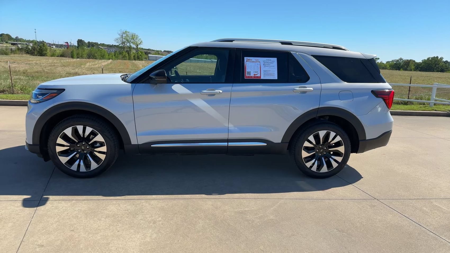 Used 2025 Ford Explorer Platinum w/ LUX Leather Package AWD/4WD image 6