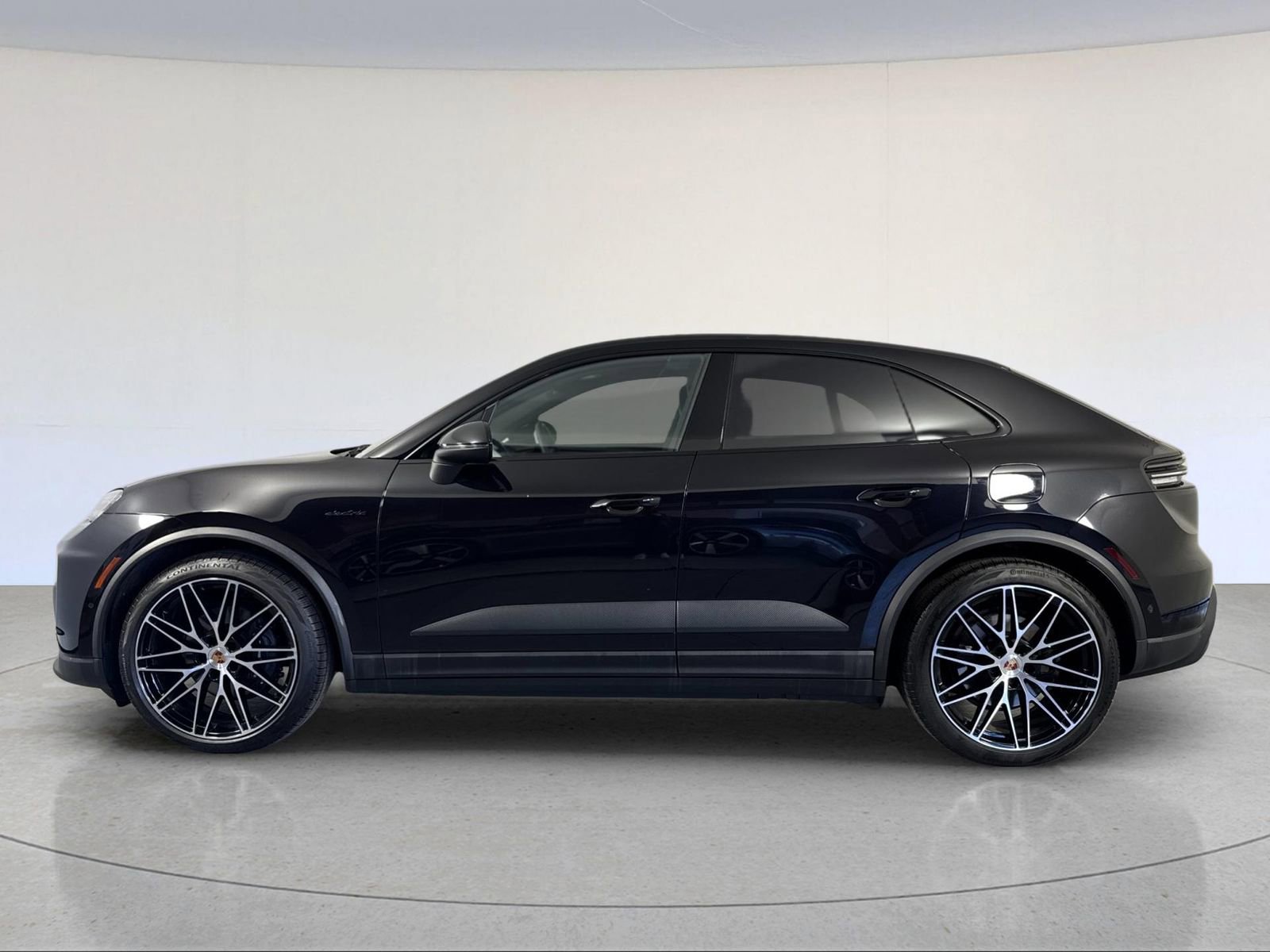Certified 2025 Porsche Macan 4 Electric AWD/4WD image 2