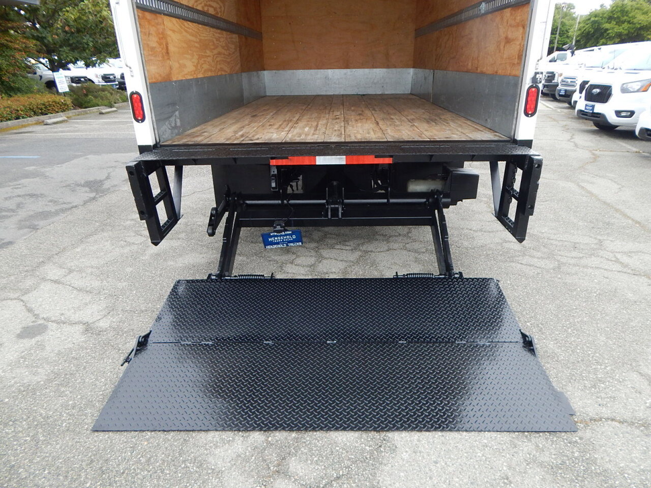 Used 2018 Isuzu NPR image 12